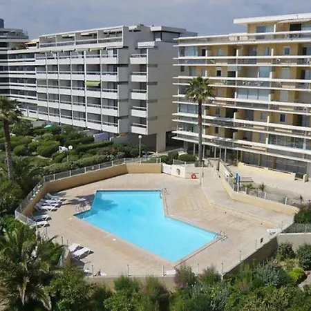 Face A La Les Pieds Dans L'eau