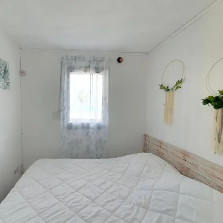 Face A La Les Pieds Dans L'eau Apartment